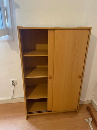 Mobile in legno chiaro con ante scorrevoli