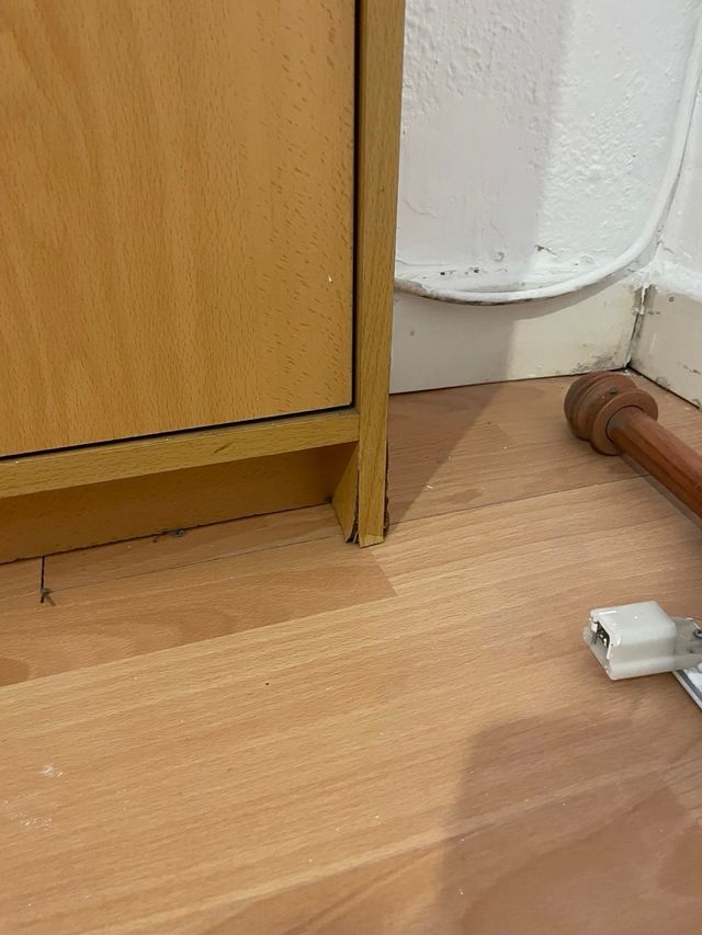 Mueble de madera claro con puertas correderas.