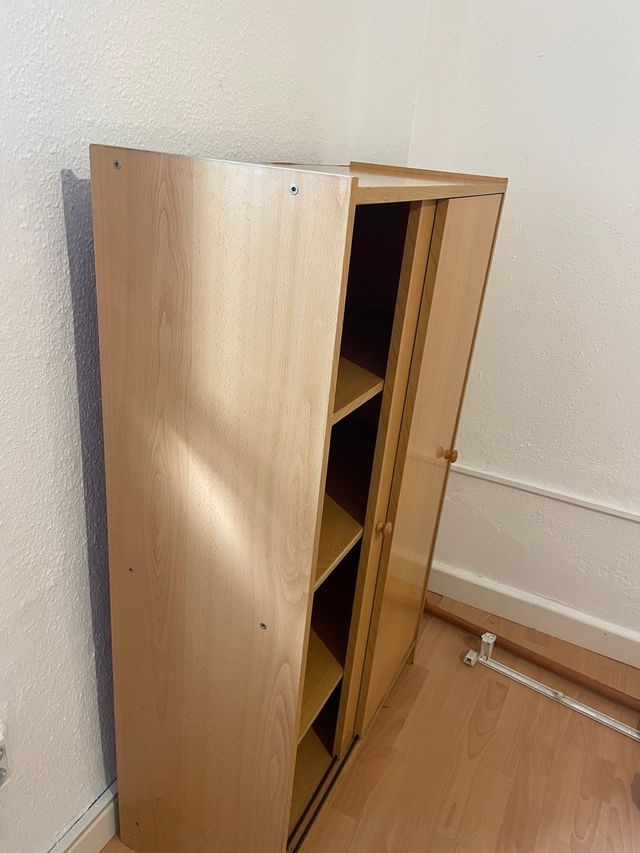Mueble de madera claro con puertas correderas.