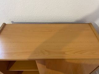 Mobile in legno chiaro con ante scorrevoli