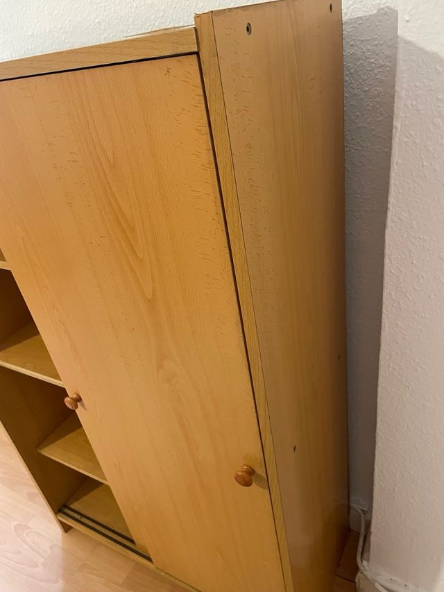 Mueble de madera claro con puertas correderas.