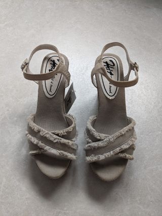 Sandalias cuña beige/gris