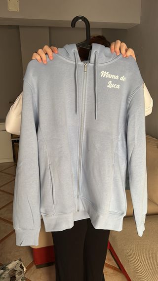 Sudadera con cremallera y letras personalizadas
