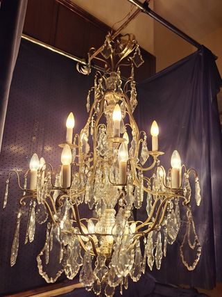 Araña de cristal y latón