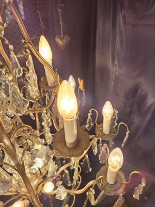 Araña de cristal y latón