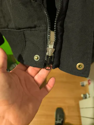 Cazadora Carhartt Negra con Capucha