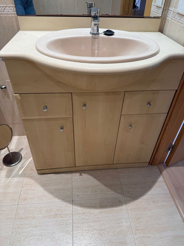 Mueble de baño con lavabo y espejo