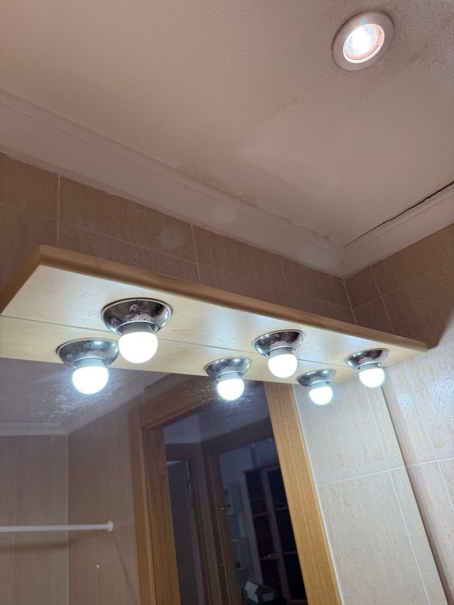 Mueble de baño con lavabo y espejo