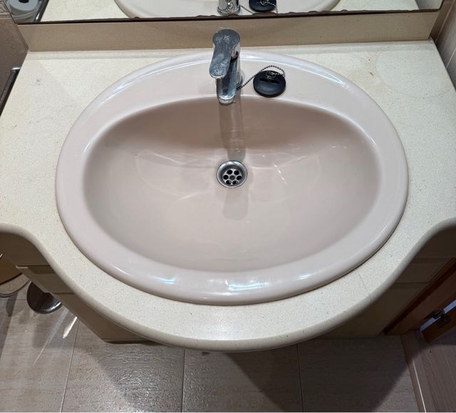 Mueble de baño con lavabo y espejo