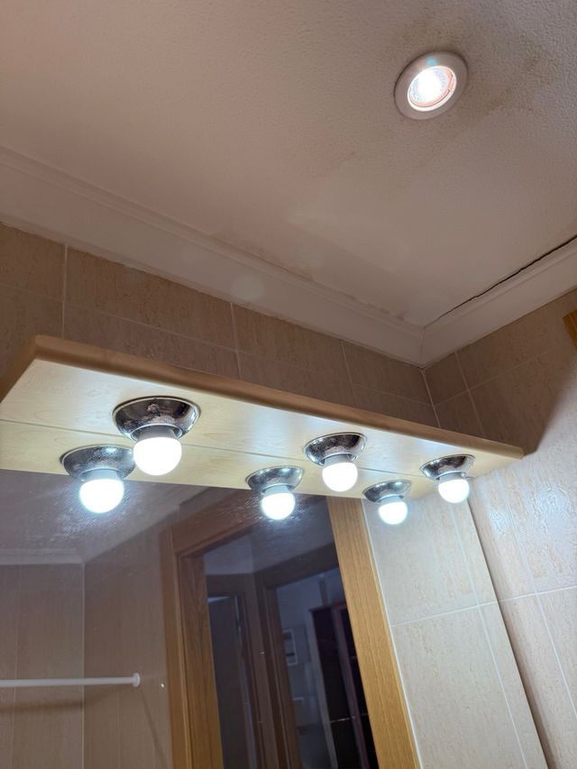 Mueble de baño con lavabo y espejo