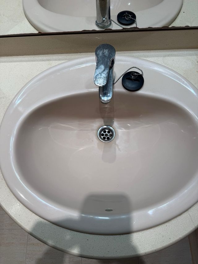 Mueble de baño con lavabo y espejo