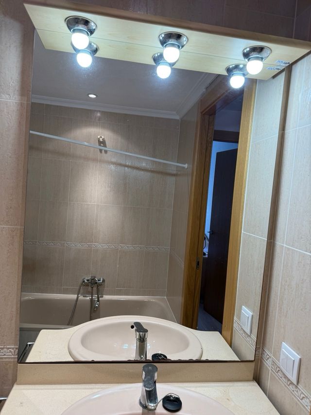 Mueble de baño con lavabo y espejo