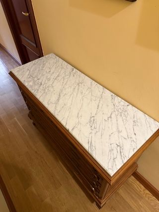 Cómoda de madera con encimera de mármol.