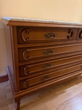 Cómoda de madera con encimera de mármol.
