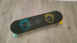 Monopatín infantil con huellas