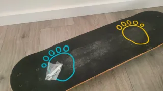 Monopatín infantil con huellas