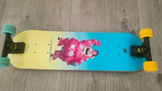 Monopatín infantil con huellas