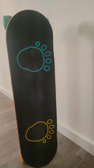 Monopatín infantil con huellas