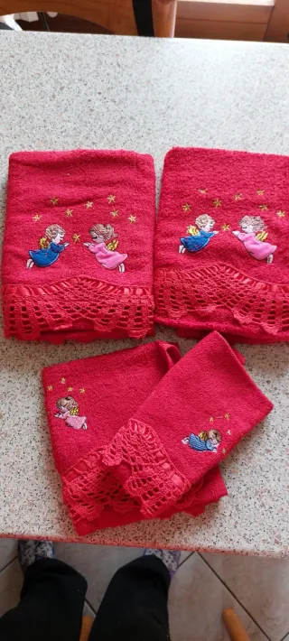 Set Asciugamani Rossi con Angioletti