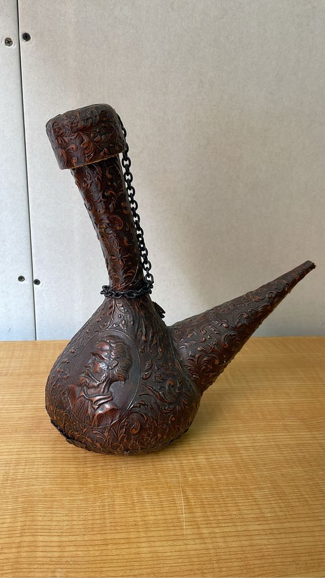 Jarra decorativa vintage cuero y metal