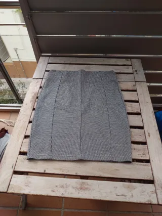 Minifalda elástica gris y blanca