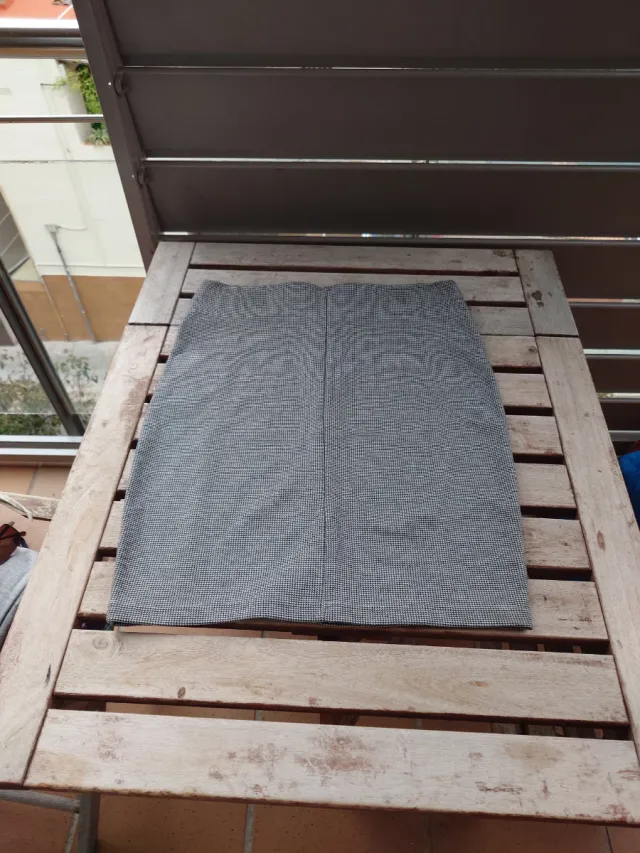 Minifalda elástica gris y blanca