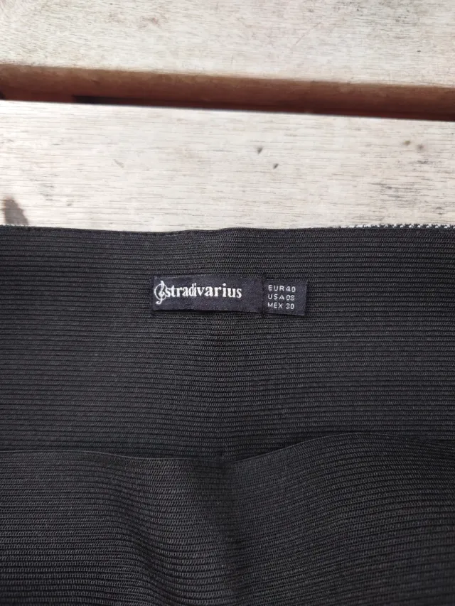 Minifalda elástica gris y blanca