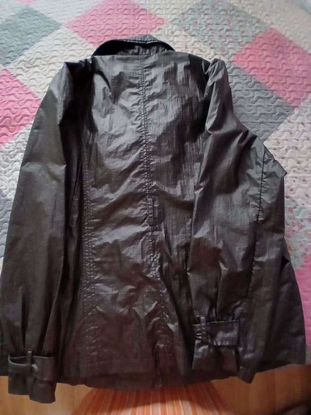 Chaqueta cortavientos gris oscuro