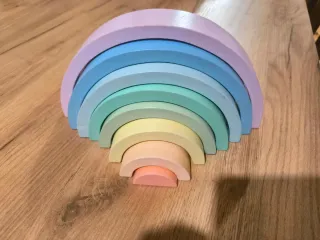 Arco-íris de madeira pastel