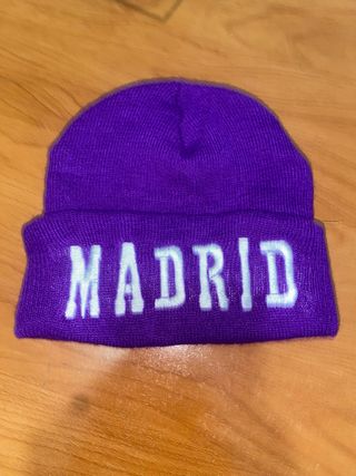 Gorro de lana morado con Madrid