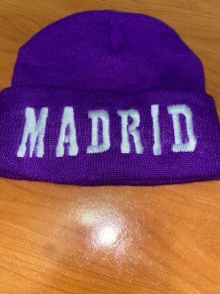Gorro de lana morado con Madrid