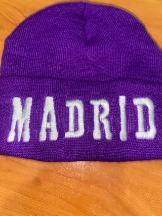 Gorro de lana morado con Madrid