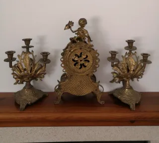 Reloj y candelabros antiguos de bronce