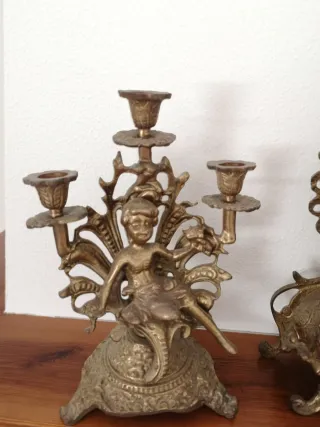 Reloj y candelabros antiguos de bronce