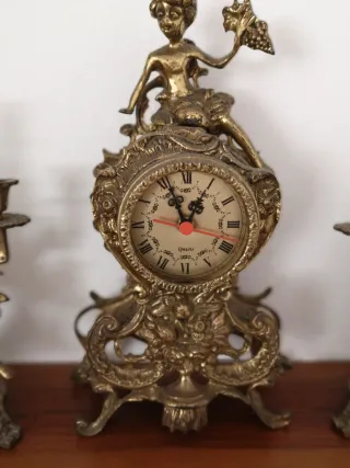 Reloj y candelabros antiguos de bronce