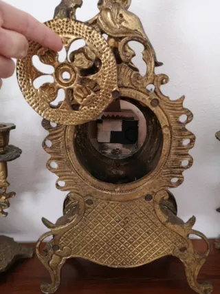 Reloj y candelabros antiguos de bronce