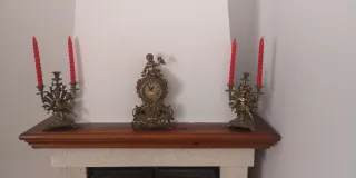 Reloj y candelabros antiguos de bronce