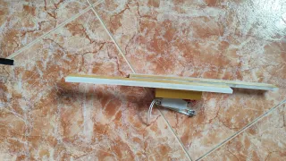 Lámpara de pared moderna dorada y blanca