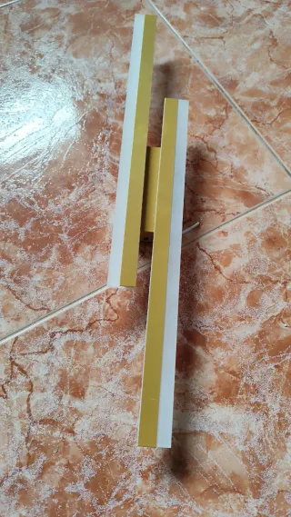 Lámpara de pared moderna dorada y blanca