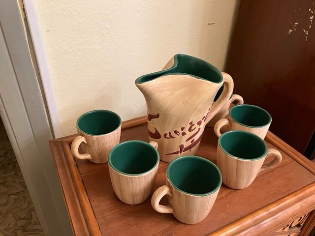 Juego de jarra y tazas de cerámica