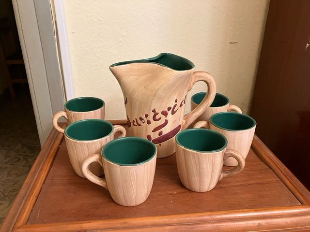 Juego de jarra y tazas de cerámica