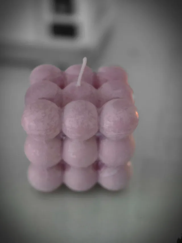 Velas aromáticas grises y rosas