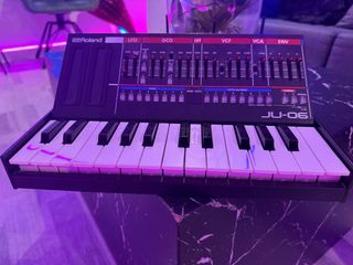 Roland JU-06 Boutique + Teclado