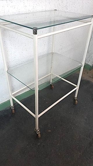 CAMARERA. MESA AUXILIAR, CARRITO VESTIDOR. ARMARIO