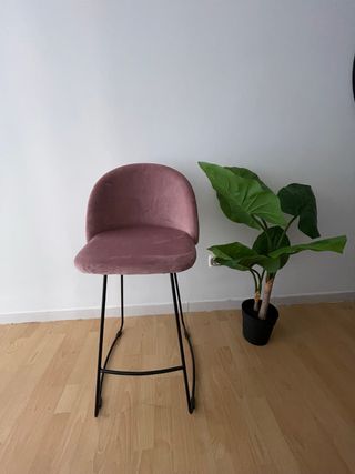 Sgabello bar alto rivestito in velluto rosa