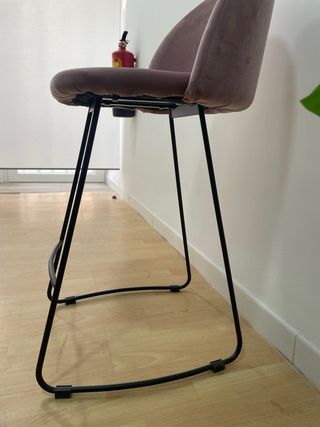 Sgabello bar alto rivestito in velluto rosa