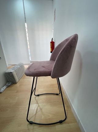 Sgabello bar alto rivestito in velluto rosa