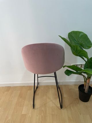 Sgabello bar alto rivestito in velluto rosa