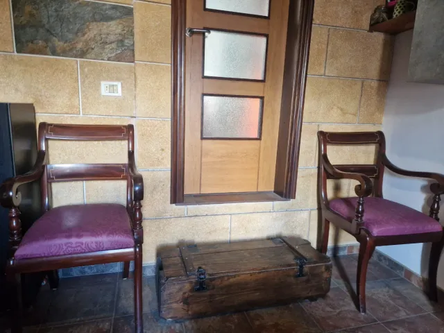 Juego de 2 Sillas de Madera con Tapizado Morado