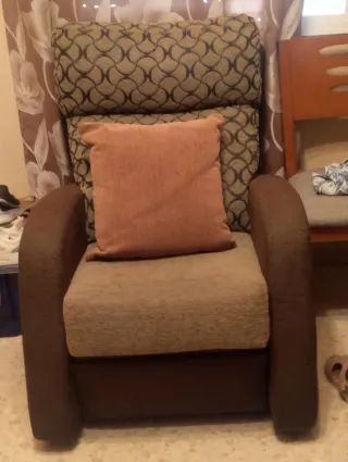 Butaca de tela beige y marrón